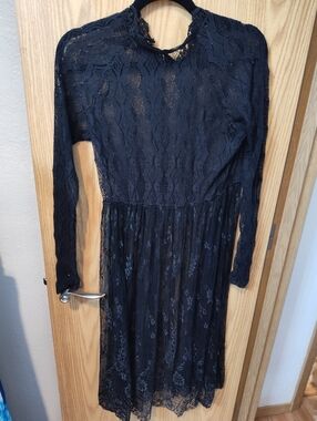 Forever 21 Black Lace Long-Sleeve Midi Dress